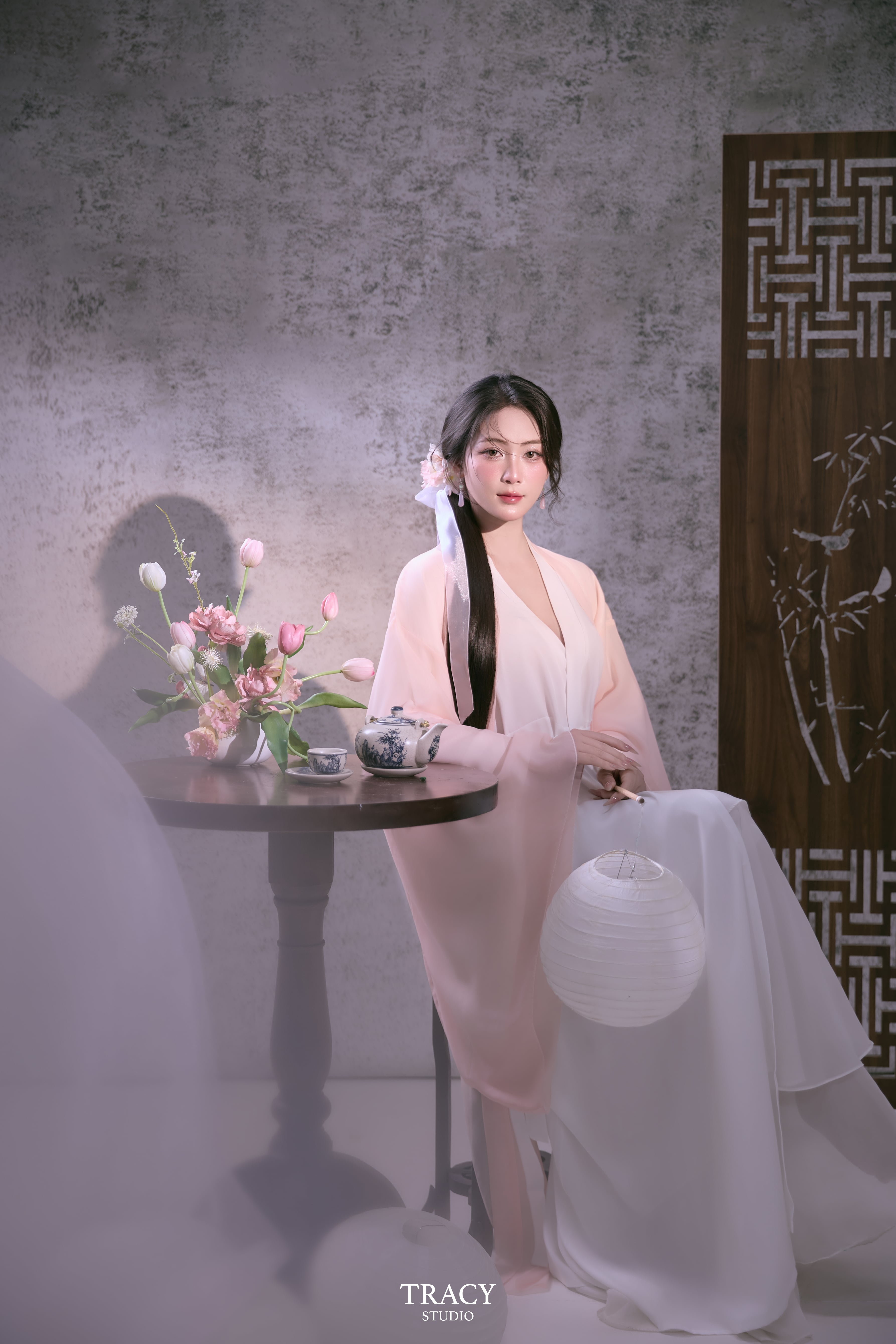 frontend/img/gallery/anh-tet-yem-ao-dai/tracy-studio-chup-co-trang-hang (1).jpg